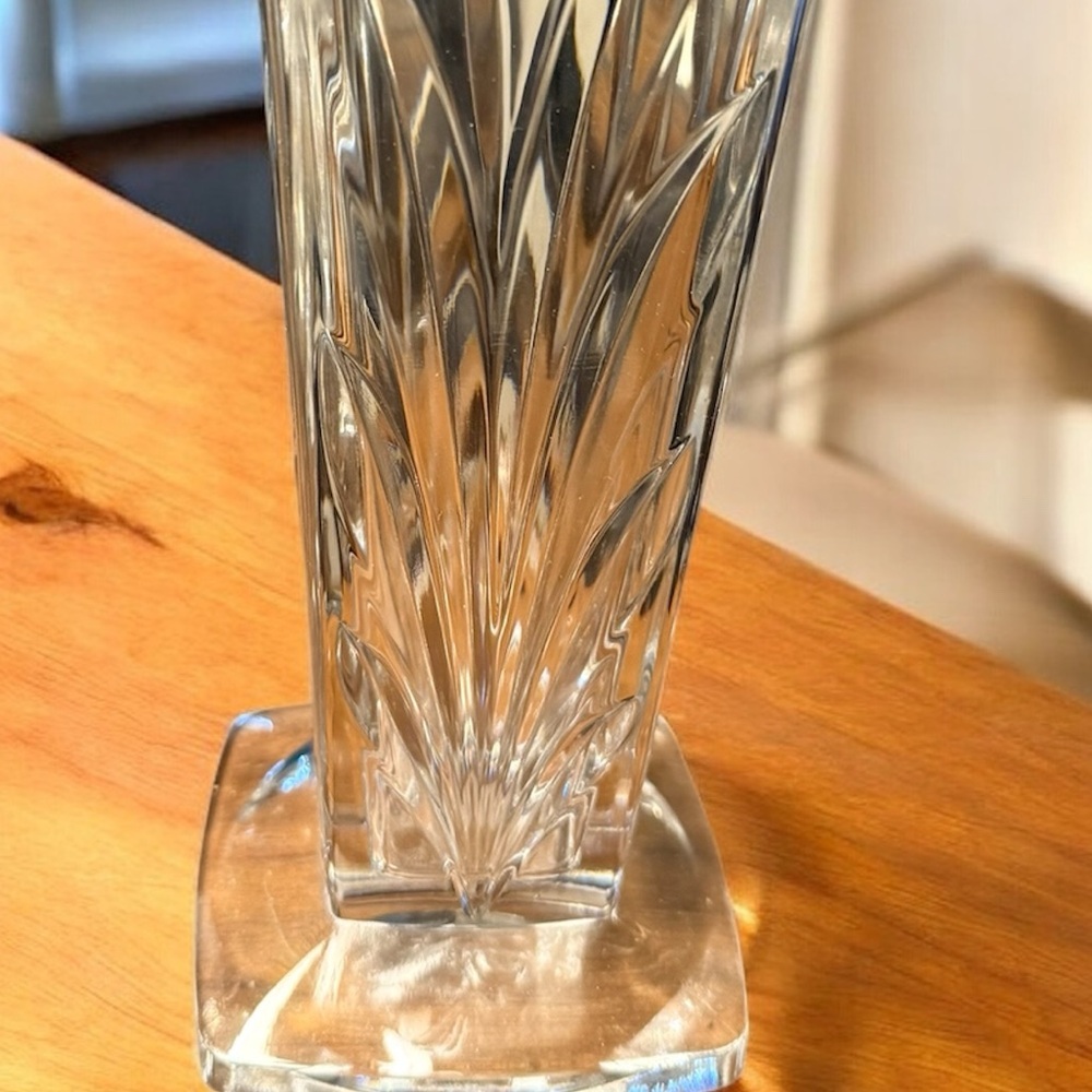 Shannon Elegant Crystal Vase - Picture 5 of 9